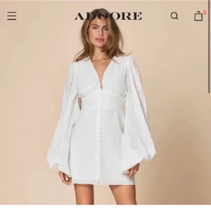Adoore-klänning - Så fin klänning från Adoore. Knappen längst ned har ramlat av, men inget som syns mycket (kolla tredje bilden)🤍😍Säljer för att jag köpt en annan studentklänning. Nypris 1495kr.