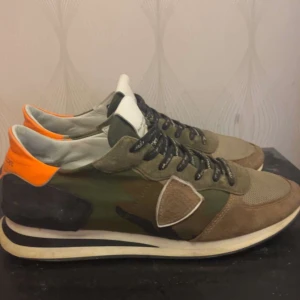 Philipe model trainers - Väldigt frächa och stilrena skor, funkar perfekt för sommarn och höst, även vintern om man vill vara lite stilig då också, skicket är nästan som nya egentligen skulle sätta det på 9/10 rekommenderar verkligen, boxen finns tyvärr inte då jag slängde den 