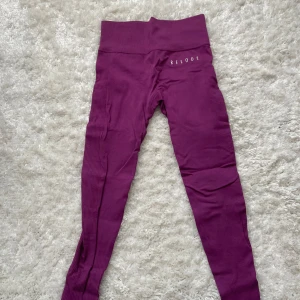 Lila Relode slipstreamtights stl XS - Lila slipstreamtights i Stl XS, passar även stl S då dom är väldigt stretchiga, använda max 2 gånger och sen bara legat i garderoben så är i stort sett i nytt skick, köparen betalar frakt☺️
