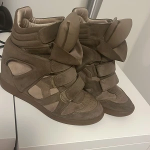 Isabel marant skor  - Säljer nu mina skor i storlek 38. Väldigt varsamt använda med 0 defekter. Låda ingår ej. 