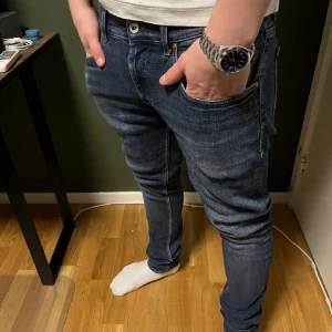 Mörkblå Tiger of sweden jeans - Snygga mörkblå tiger of sweden jeans med en slim passform. Byxorna har klassisk femficksdesign och stängs med dragkedja och knapp. Perfekta för en stilren look. Storlek w31 L32. Kontakta mig vid frågor