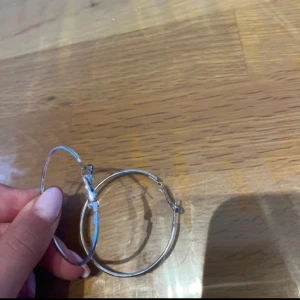 Hoops örhängen - Lite avfärgning vid öglan men det är ytterst lite!