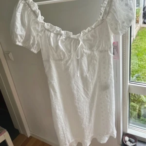 Vit klänning  - Fin klänning, helt oanvänd med prislappen kvar. Tänkte ha som studentklänning men har hittat en annan så säljer denna 