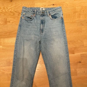 Blå jeans från Levis - Ljusblåa jeans från lager 157. Modellen kallas ”splitt”. Har även en slitts på ca 3-4 cm i nedre kant av byxbenen. 