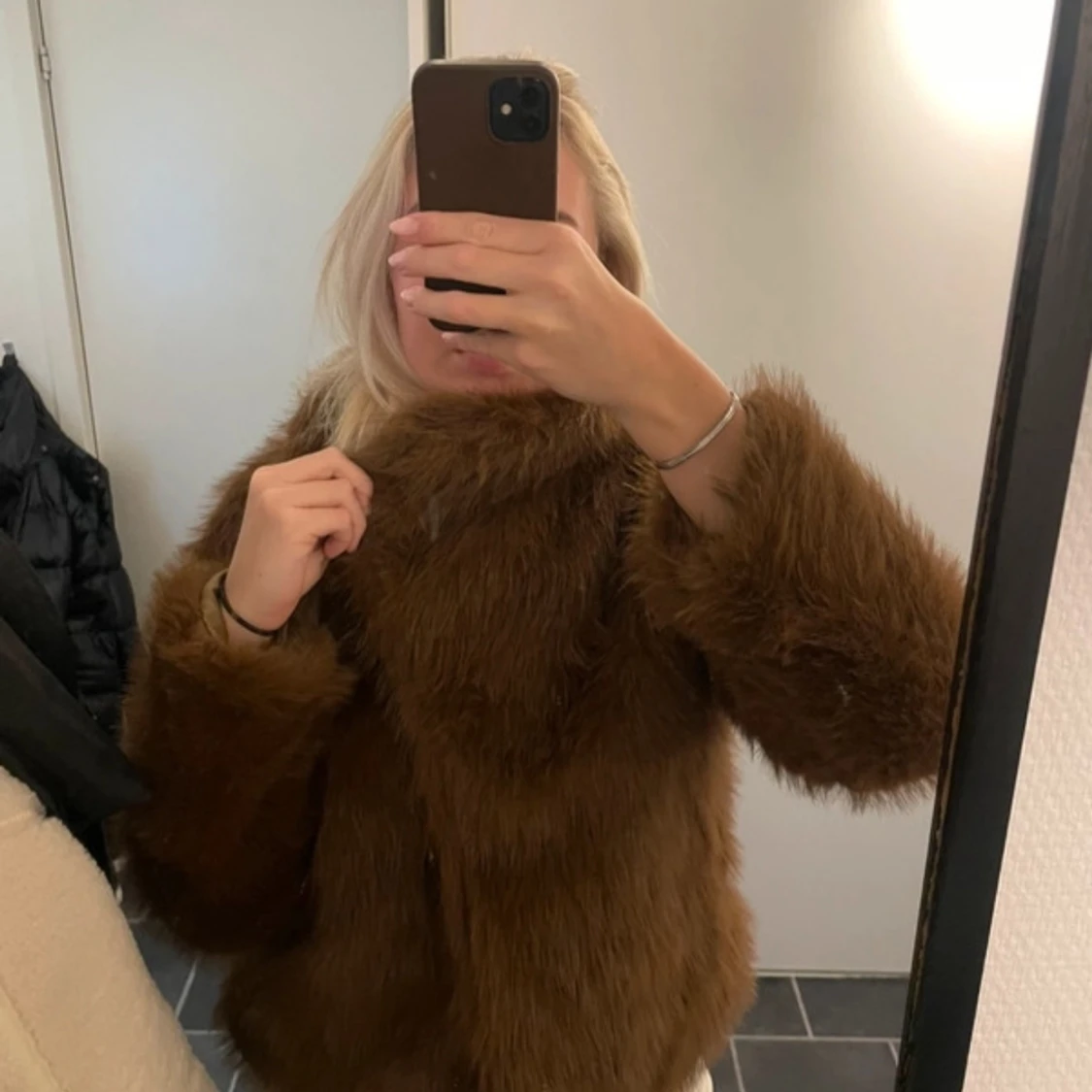 Brun pälsjacka med knappar - 2