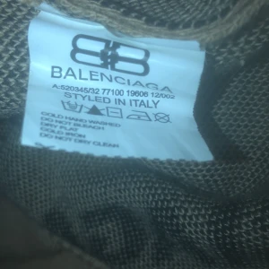 Beige tröja från Balenciaga - Säljer en stilren beige tröja från Balenciaga, tillverkad i Italien. Tröjan har en klassisk design med ribbade detaljer vid ärmslut och nederkant. Perfekt för en elegant och avslappnad look.