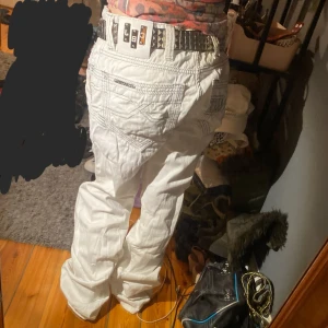 Svin snygga Cipo & baxx byxor - Snygga vita Cipo & baxx byxor de är svin snygga men tyvärr lite för stora för mig så därför säjer jag dom/:  totallängd:111cm, midjemott: 86, innebenslängd:90cm, benöppning 44cm❤️de är bara att skriva om du har frågor:)