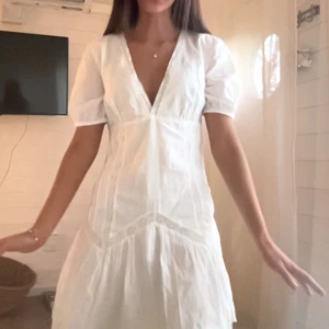 Vit klänning med spetsdetaljer - Säljer denna fina klänning som man kan ha till studenten💗 helt oanvänd