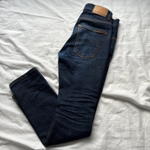 Mörkblå jeans från Nudie Jeans - Säljer ett par mörkblå jeans från Nudie Jeans, Grim Tim. Litet hål bak på jeansen, men inget som syns vid användning. Priset går att diskutera. Nypris 1600kr.