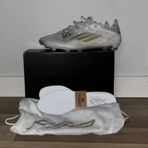  fotbollsskor Adidas - Adidas F50 elite FG i storlek 44. adidas senaste modell i en av de mest efterfrågade färgerna. Slutsåld i många storlekar. Säljer efter endast en träning med dem då de var lite för små. Dem är i nyskick, har bara fått lite färg av planen men går lätt bort om man tvättar dem. 