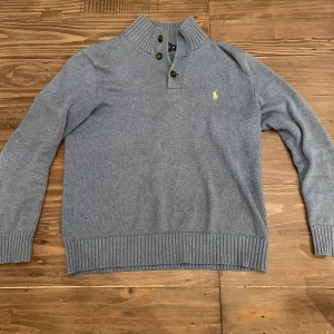 Ljusblå tröja från Polo Ralph Lauren - Säljer en skit snygg och sällsynt Ralph lauren tröja som är 100% bomull. Tröjan används inte längre och har inga defekter 🎉skriv om ni har några frågor 