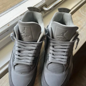 Jordan 4 retro paris wet cement - Säljer dessa äkta skor som användes 1 gång. Orginal lådan medföljes. Pris kan diskuteras. Endast köp, inget byte! 