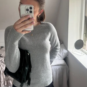 Grå stickad tröja - En grå mjuk stickad tröja. Lite nopprig annars fin!❤️