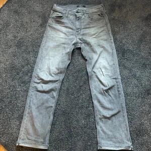 Grå jeans från Replay - snygga grå jeans från replay. Strl 158-164. Köpt på kidsbrandstore för 800kr. Har inga defekter eller hål. Säljer för 250. 