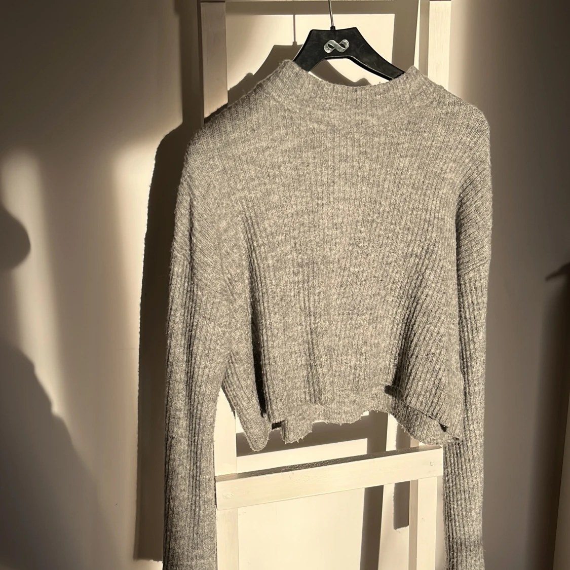 Grå ribbad croppad tröja