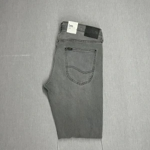 Lee Slimfit - Sprillans slim fit lee jeans! Skick 10/10 då de är oanvända. Storlek W33 L32. Skriv för fler bilder eller vid funderingar 😁🙌