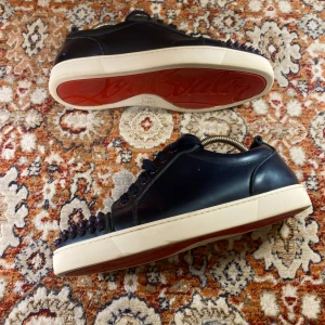 Christian Louboutin skor - Hej! Säljer nu mina skor från märket Christian Louboutin , storlek 41.5, bra skick. Givetvis äkta, Tveka inte på att höra av dig om du har frågor eller funderingar kring skorna!