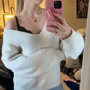 Stickad tröja Zara - Såå fin tröja från Zara! Går att ha både off-shoulder och v ringad 🥰