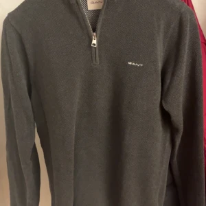 Grå half zip från GANT - Säljer en stickad half zip från Gant pga för lite användning, skicket på tröjan är annars mycket god. 