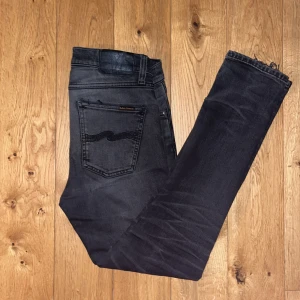 Nudie Jeans - Säljer dessa sjukt snygga svarta Nudie jeans Leand Dean Black Eyes med unika slitningar och fades(se bilderna) skicket är ok med tecken på användning. Skulle också säga att de har töjt sig en del så skulle passa W28-29. Nypris 2000kr. Frågor eller funderingar är det bara att höra av sig!