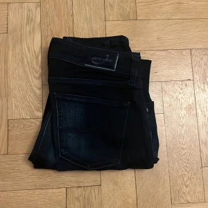 Jacob Cohen jeans - Ny skick använda ungefär 5 gånger. Inga defekter. Storlek W28 L30 och passar någon som är ungefär 170. Passformen är slimfit. Byxorna är damjeans men passar även killar.