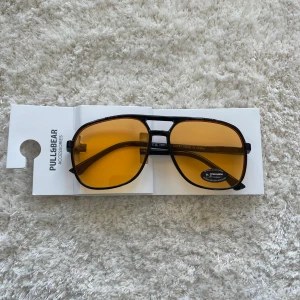 Solglasögon Pull & Bear - Ett par trendiga solglasögon från Pull & Bear, aldrig använda! Köpta på Zalando 