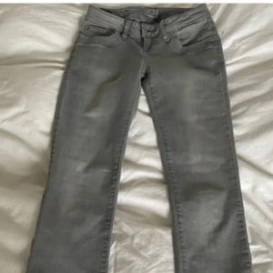 Ltb jeans - Snygga grå jeansbyxor med en klassisk femficksdesign. De har bootcut passform och är perfekta för en avslappnad stil. Byxorna har en knapp och dragkedja framtill.