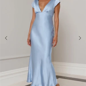 Ljusblå långklänning i satin - Hej! Jag säljer denna fina klänning från hello Molly, jag beställde två storlekar och den andra satt bättre där av säljer jag denna i storlek S💞 prislapp sitter kvar och den är endast testad en gång! Skriv vid minsta fundering eller om du vill se fler bilder💕