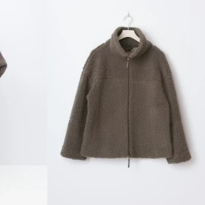 Teddyjacka från Gina Tricot  - Säljer min helt oanvända teddyjacka från Gina Tricot. Lappar på. Storlek M. 🌸Helt slutsåld