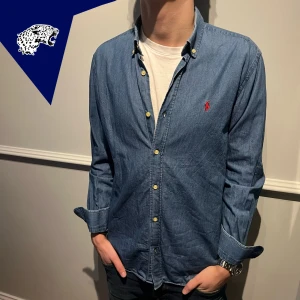RALPH LAUREN JEANSSKJORTA  - Snygg jeansskjorta från Ralph Lauren | Skick: 8/10 (lite solblekt på axlar och krage) | Strl: M | Modellen är 182cm lång | Hör av dig om du undrar någonting!