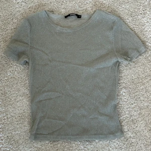 Glittrig grå topp  - Snygg glittrig grå topp från Bik Bok. Den e genomskinlig o snygg fest topp! 