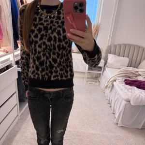 Leopardmönstrad tröja🥰 - Säljer en snygg leopardmönstrad tröja med långa ärmar. Tröjan har en klassisk rund hals och är perfekt för att ge din outfit en trendig touch. Super cool och najs tröja. Säljs endast för bra pris 💕💕💕