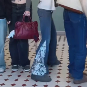 Jeans med unik slit - Supersnygga low rise flared jeans med egentillverkade detaljer💝