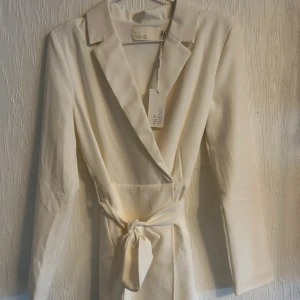 Vit jumpsuit med prislapp - Stor garderobrensning♻️Se gärna mina andra annonser. Pris går att diskutera vid flerköp🌸