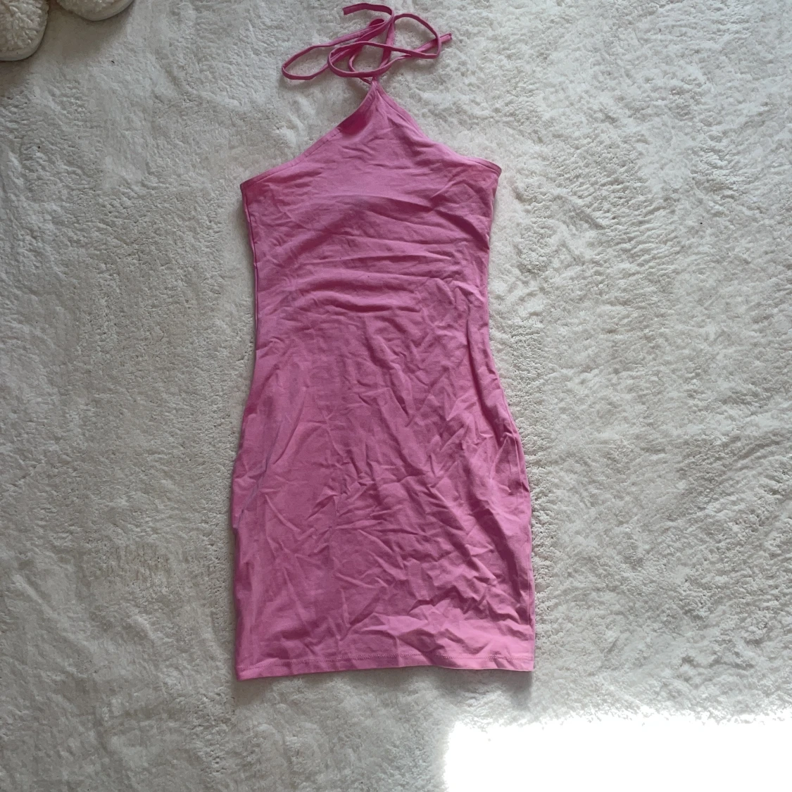 Rosa axelbandslös klänning