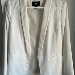 Vit kavaj från H&M - Snygg vit kavaj från H&M. Passar perfekt till både formella och avslappnade tillfällen. Aldrig använd💗