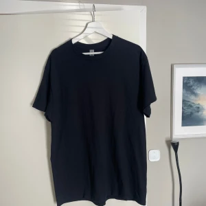 t-shirt med citat - Säljer en mörkblå t-shirt med ett inspirerande citat tryckt på baksidan. T-shirten har en klassisk rund hals och korta ärmar. Perfekt för en avslappnad stil.