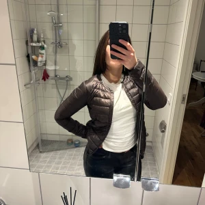 Tunn jacka - Tunn du jacka i mörkbrun. Älskar denna jackan och önskar jag kunde använda den men det är för liten i armar/axlar då jag är en S i jackor. Därav använd c 1 gång.