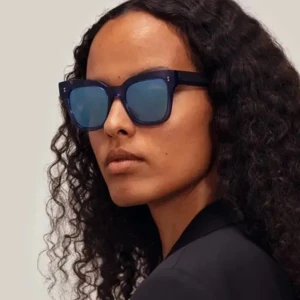 Chimi 005 Acai  - Säljer ett par chimis i modellen ”005 Acai Mirror” som inte finns längre. Endast använda fåtal gånger. Superfint skick!! Köpta för 1300