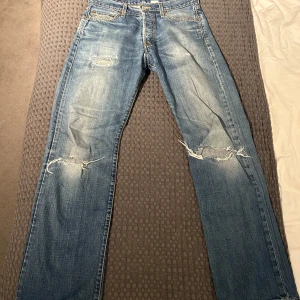 Levis 501or - Levis 501or. 30 i midjan, 32 i längd. Varsamt använda, köptes med hål! 
