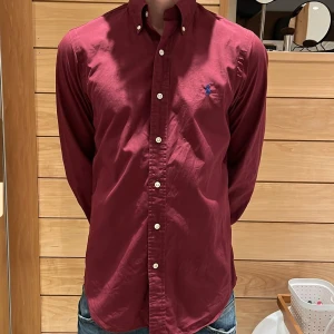 Polo Ralph lauren skjorta  - Riktigt snygg ralph lauren skjorta i nyskick. Han på bilden är 175cm. Skulle säga att den passar om man har runt S.  Hör av er om ni har frågor. 