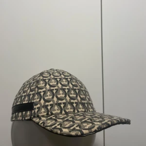 FERRAGAMO  - Ferragamo keps Skick: 10/10 Lapp finns kvar! Storleken är one size,så den kan ändras till din exkata huvud storlek.