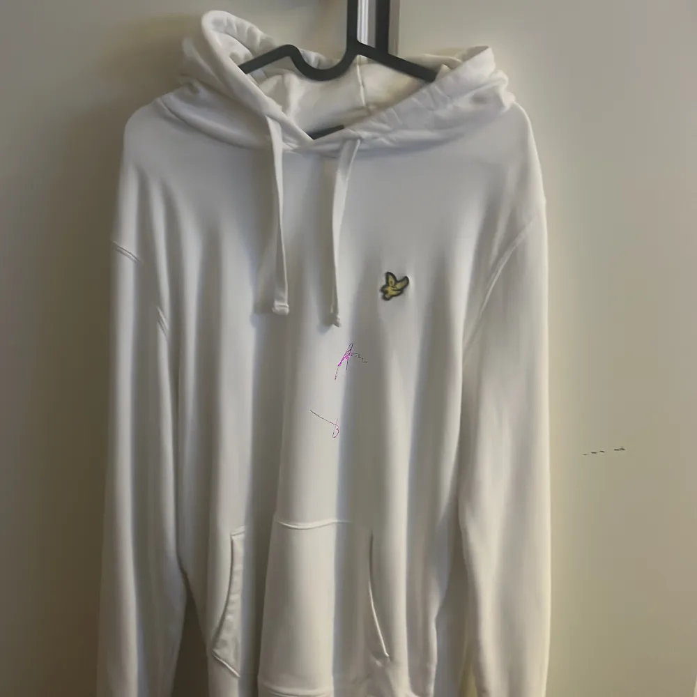 Hej säljer min Lyle scott törja då inte den kommer till användning längre st L sitter bra ett litet hål på 4e bilden som knappt syns skriv vid intresse . Hupparit & Collegepaidat.