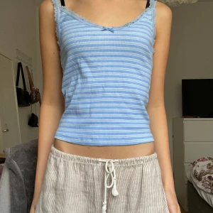 Blå topp  - Jätte söt blå topp med rosett🥹 aldrig använts!!🫢