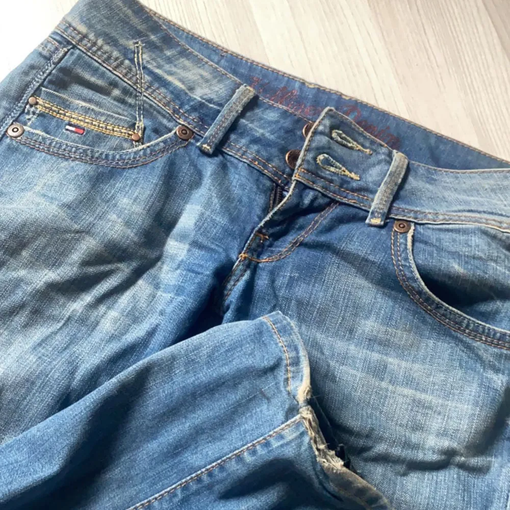 Säljer dessa Lågmidjade bootcut jeans då de inte använts. Sytt om själv till Bootcut. Jeansen har mycket detaljer och är ifrån Hilfiger. Storlek W29 L32 ❣️. Jeans & Byxor.