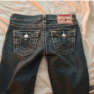 True religion  - Säljer dessa superfina truereligion som jag köpt tidigare på plick dem passar någon som är ungefär 160-170 dom är inte riktigt bootcut men dem är inte heller skinny säljer dem pga att dem inte kommer till användning (lånade bilder)💕