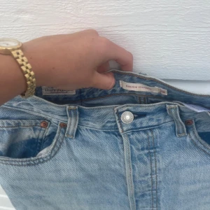 Levis jeans - Levis jeans i ljus tvätt i använt skick. Modellen är Ribcage Straight.