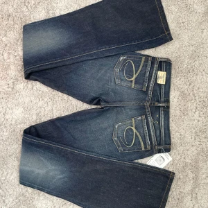 Lågmidjade 2000s bootcut jeans - Snygg lågmidjade jeans som säljs inte längre och är nästan ny. Midjemått rakt över - 34cm, innerbenslängden - 88cm. Skriv vid frågor💗