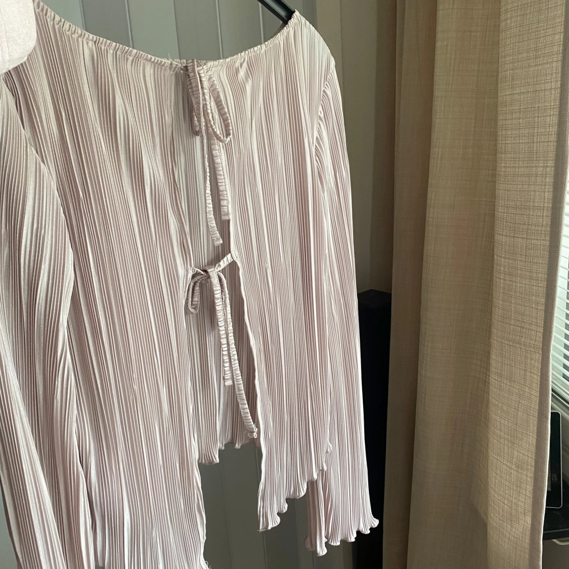 Blus med öppen rygg