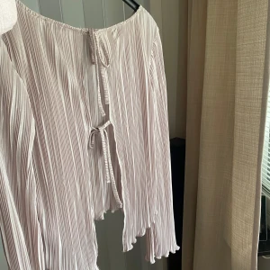 Blus med öppen rygg - Så vacker blus med fint lyster och har en öppen rygg!💗 Endast använd en gång så är som gott som ny, finns inga skador